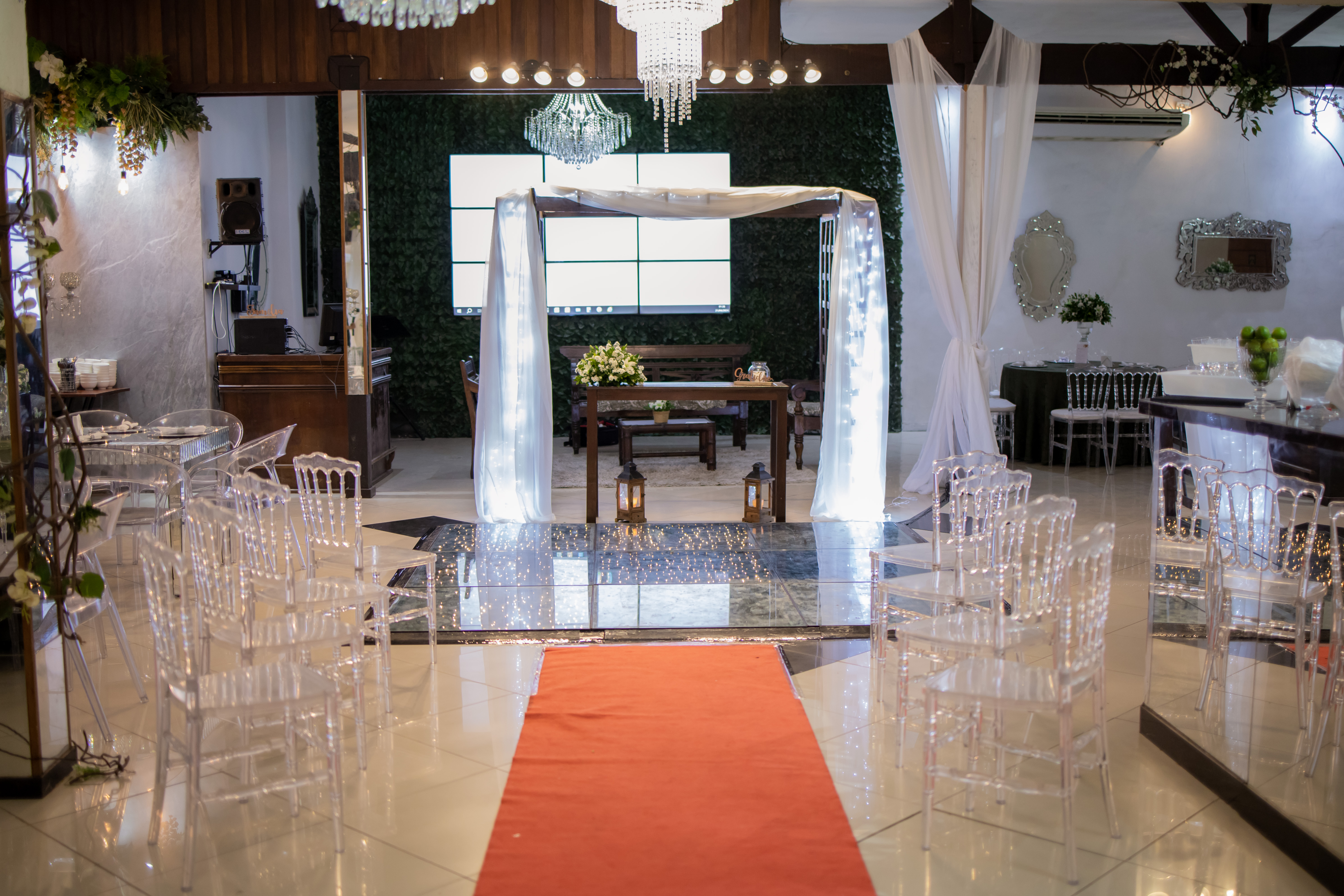 Nave nupcial de tapete vermelho no Jardim Encantado