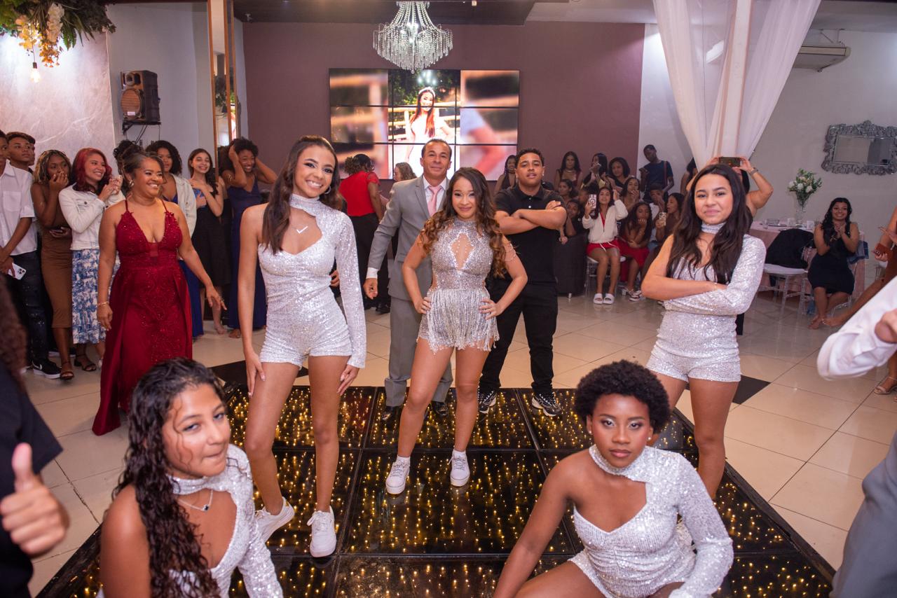 Apresentação de coreografia da debutante na pista de dança