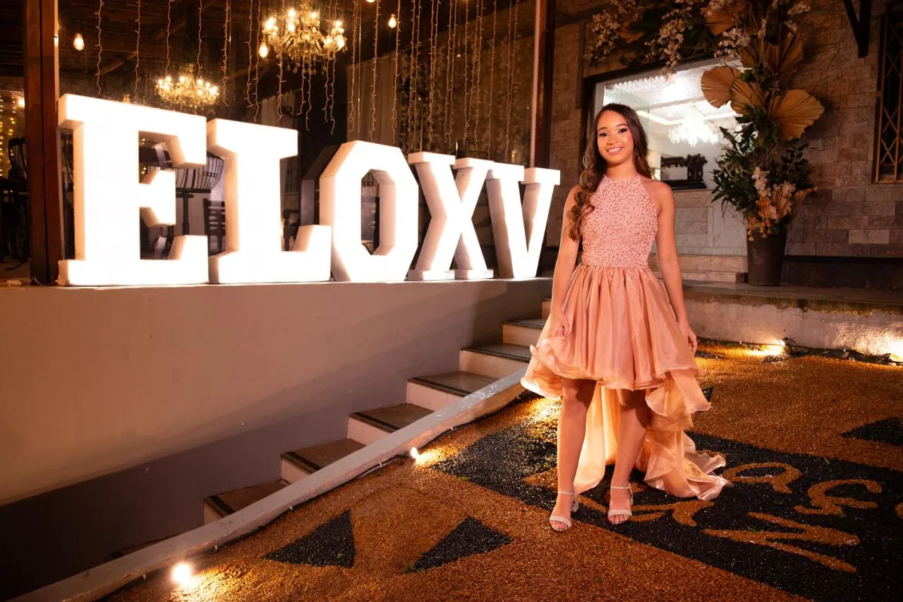 Debutante Eloisa em ensaio no Jardim Encantado do Espaço Luz
