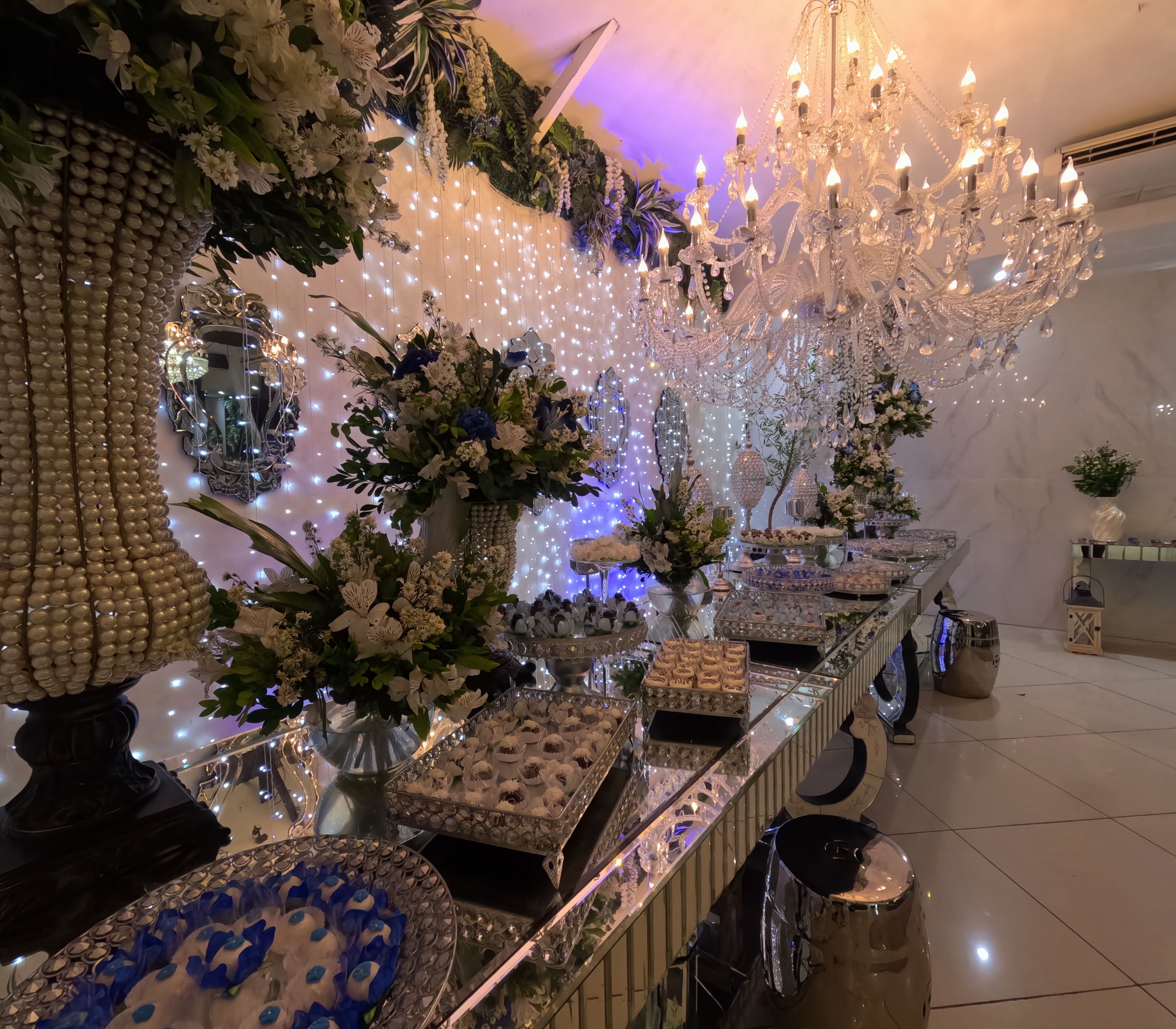 Mesa de doces e bolo cenográfico iluminado