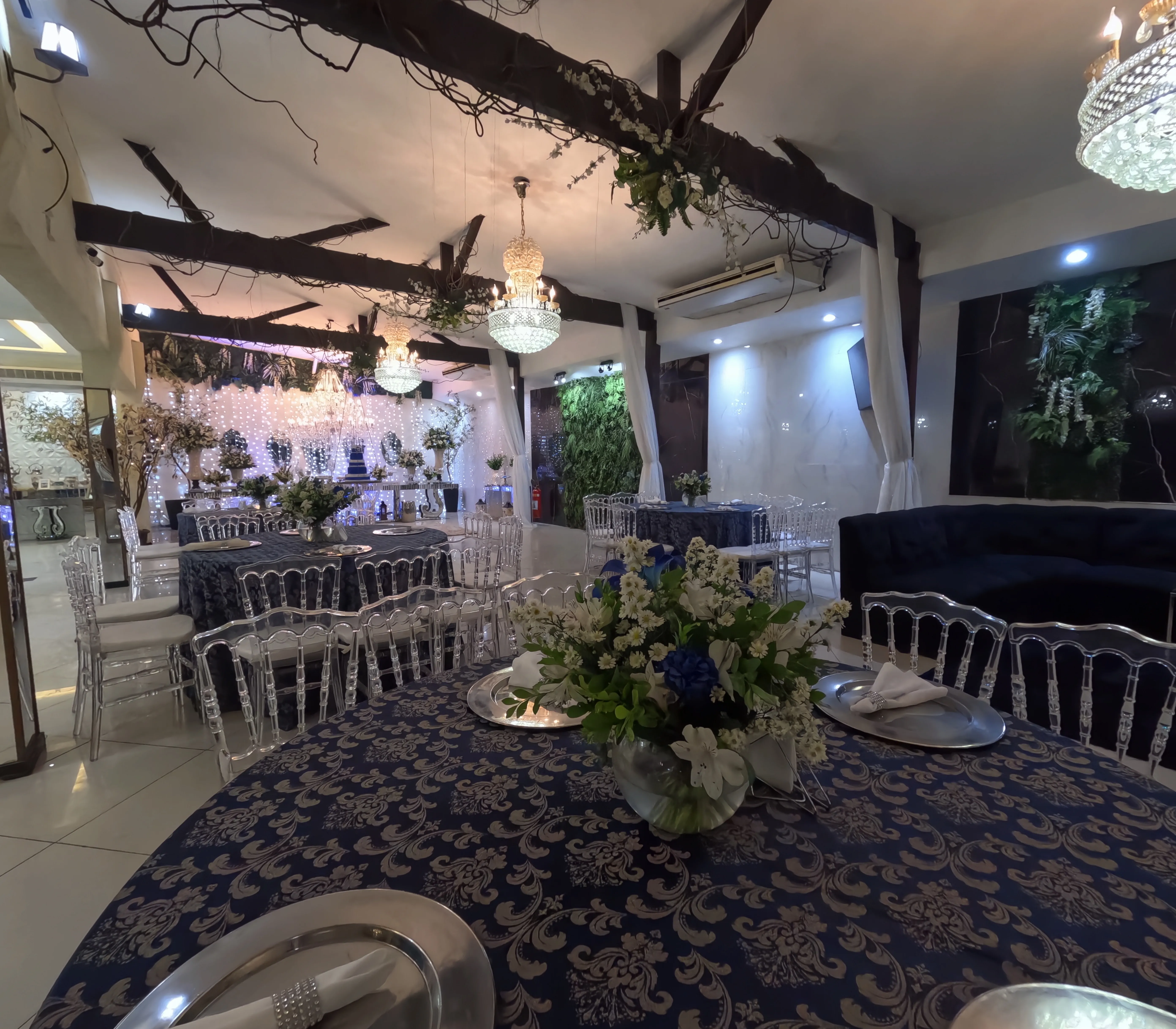 Ambientação moderna e temática para festa de 15 anos com iluminação azul no Salão Nobre